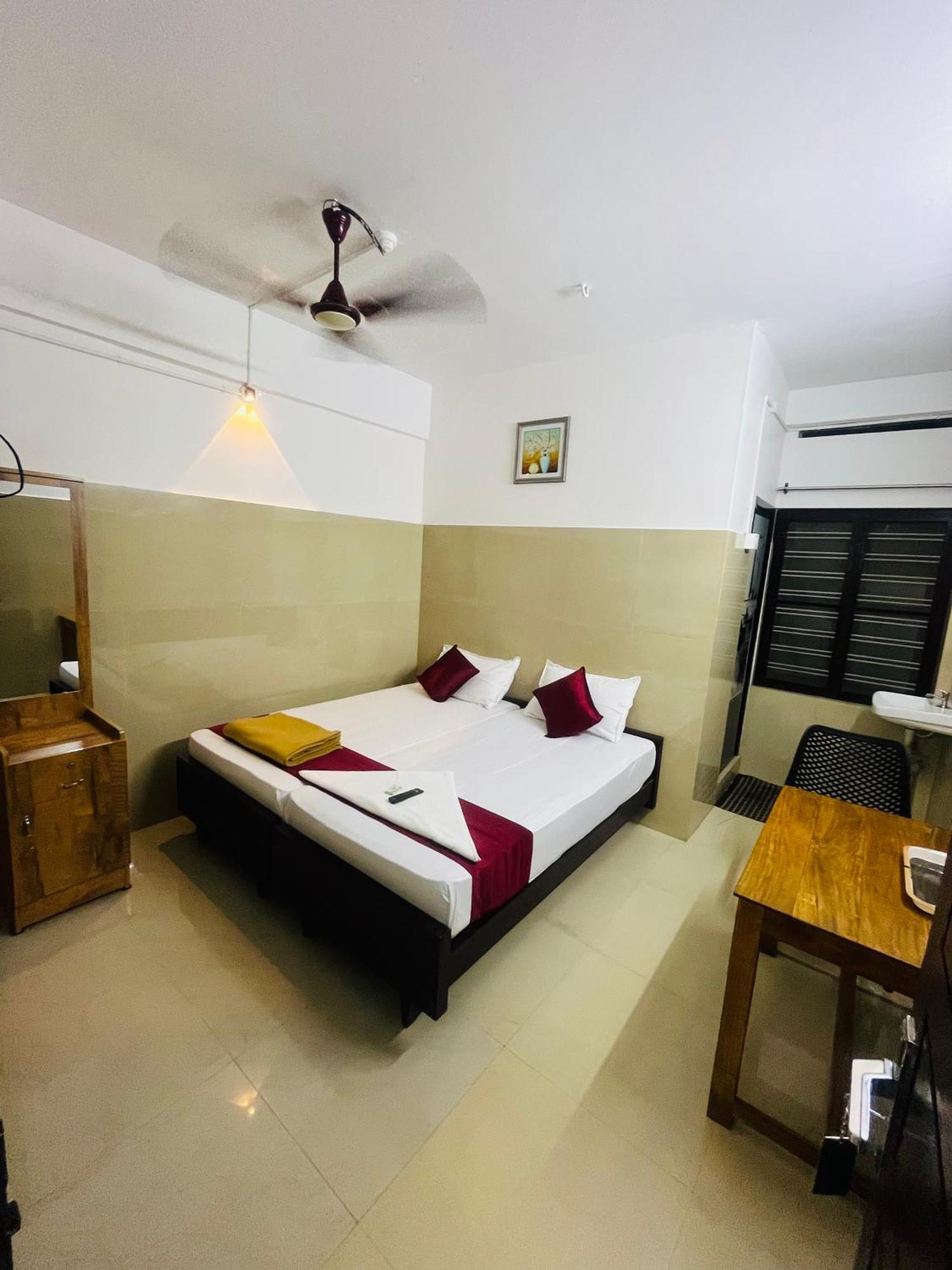 Priya Lodge Кожикоде Экстерьер фото